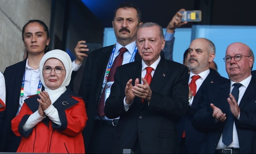 Euro 2024: Στα αποδυτήρια της Τουρκίας ο Ερντογάν μετά τον αποκλεισμό (vids)