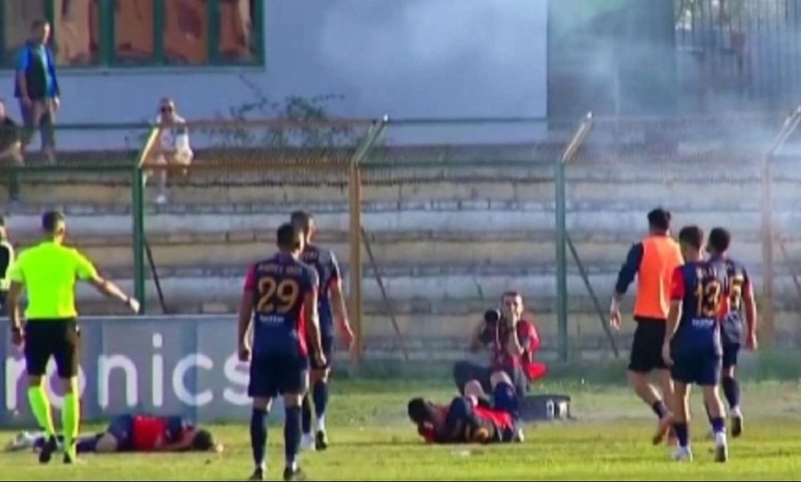 Χαμός σε αγώνα στην Αλβανία: Κροτίδα έστειλε στο νοσοκομείο δύο ποδοσφαιριστές (video)