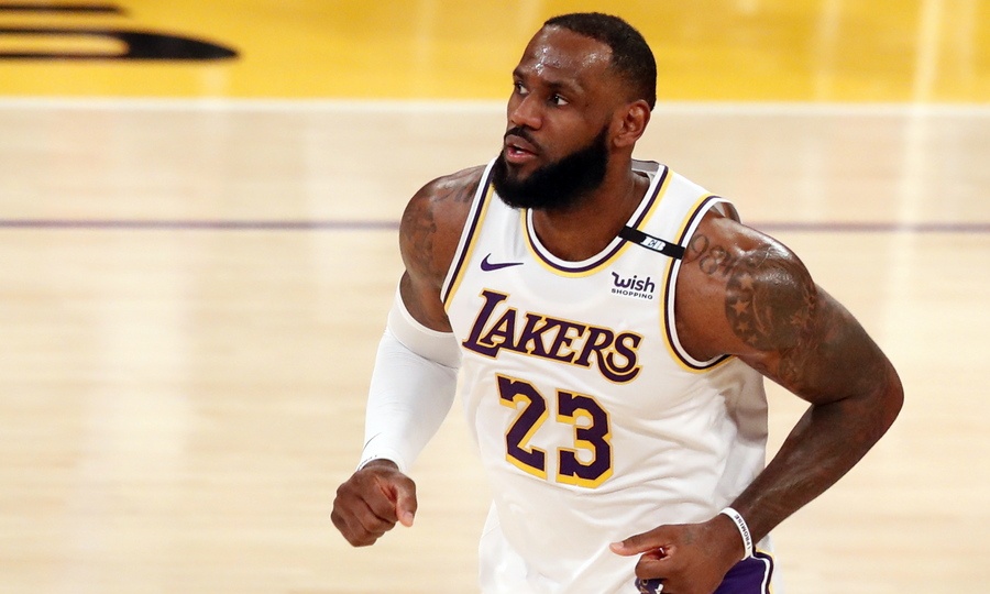 NBA: Ο «τριπλός» ΛεΜπρον Τζέιμς οδήγησε τους Λέικερς στη νίκη – Highlights και βαθμολογίες
