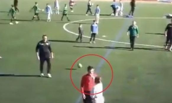 Ισπανία: Μητέρα μπήκε στο γήπεδο και χαστούκισε διαιτητή (vid)