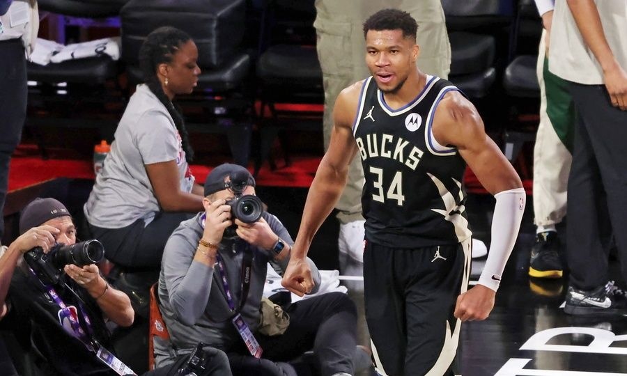 NBA: Εμφάνιση MVP από τον Γιάννη Αντετοκούνμπο κι επιστροφή στις νίκες για τους Μπακς (vid)