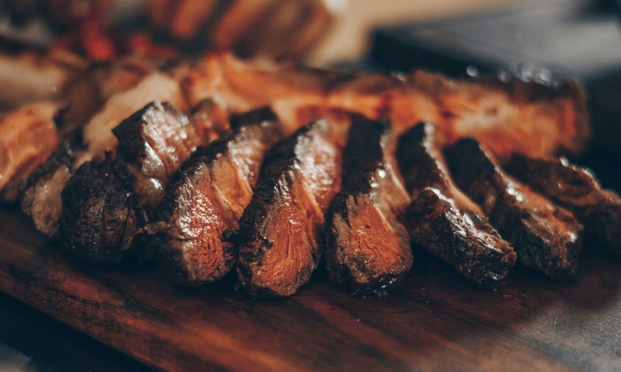 Τσικνοπέμπτη: Πώς θα πετύχετε το τέλειο ψήσιμο στη μπριζόλα και σε κάθε κρέας