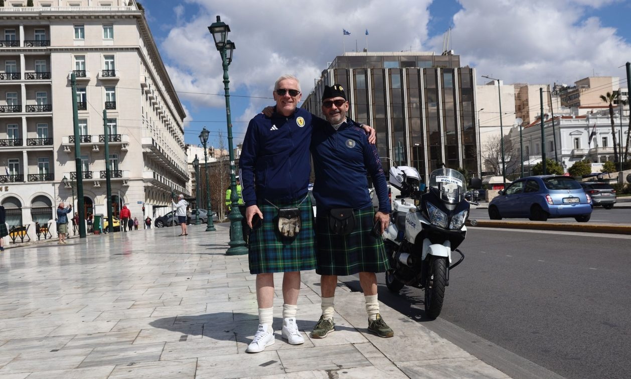 Eλλάδα - Σκωτία: Σκωτσέζοι κάνουν βόλτες στην ηλιόλουστη Αθήνα φορώντας τα παραδοσιακά τους κιλτ