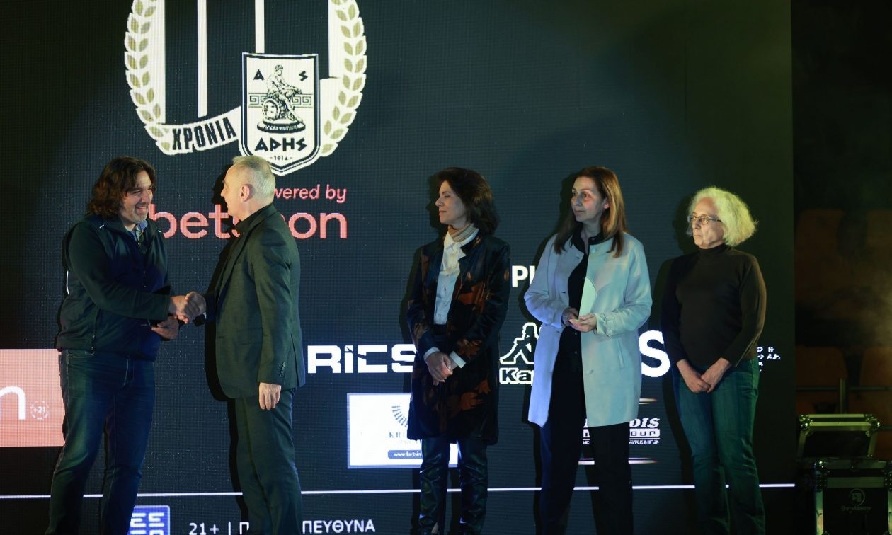 Αρης: Συγκίνησαν οι γονείς του Άλκη Καμπανού στη γιορτή για τα 111 χρόνια