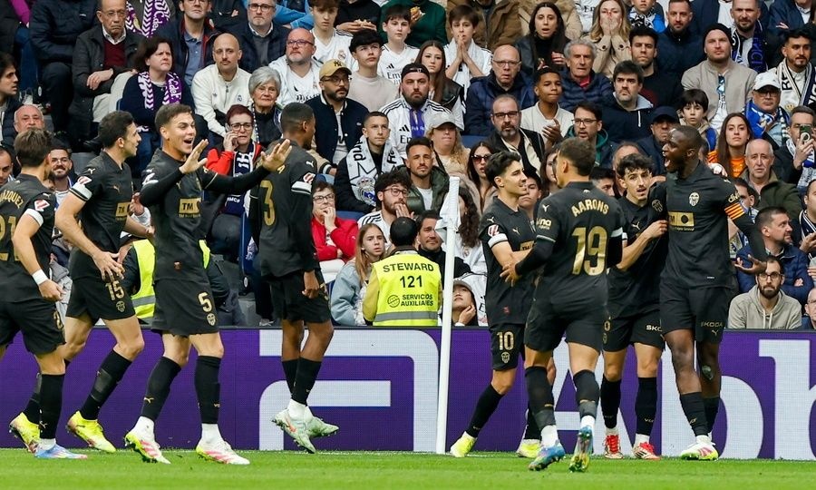 La Liga: Η Βαλένθια «σόκαρε» τη Ρεάλ Μαδρίτης στο 95' κι έκανε δώρο στην Μπαρτσελόνα