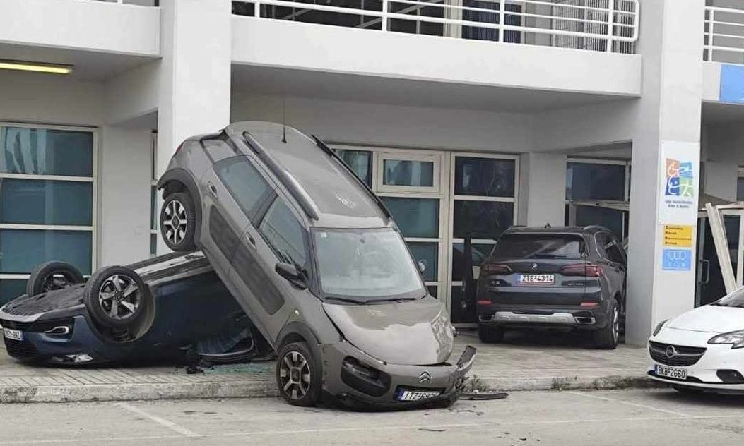 Τροχαίο στο ΟΑΚΑ: Κόλλησε το γκάζι, έπεσε σε παρκαρισμένο αυτοκίνητο και ένα ακόμα αναποδογύρισε