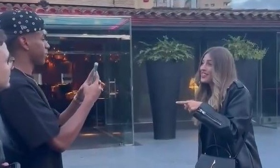 Τουρίστριες έγιναν viral: Δε γνώρισαν τον Γιαμάλ, τον έβαλαν να τις φωτογραφίσει!