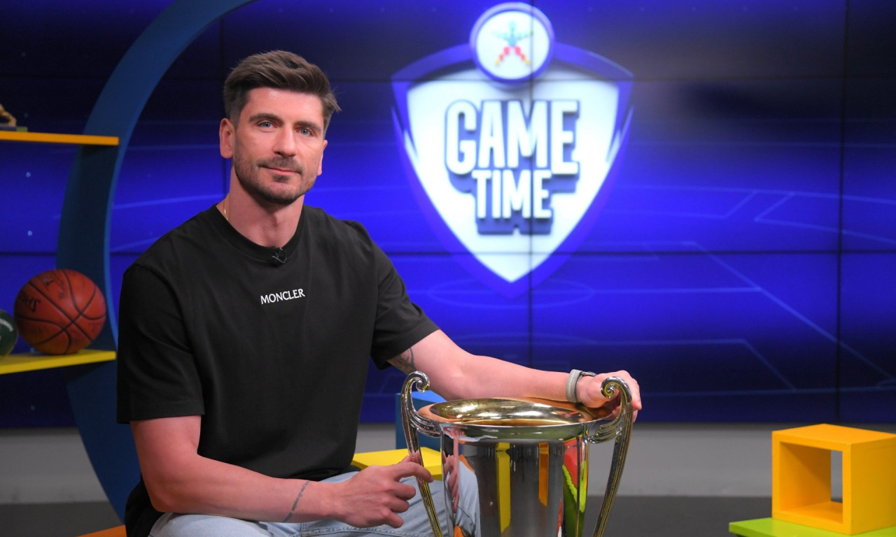 O Γιώργος Πετρέας με την κούπα του Πρωταθλητή στο ΟΠΑΠ Game Time