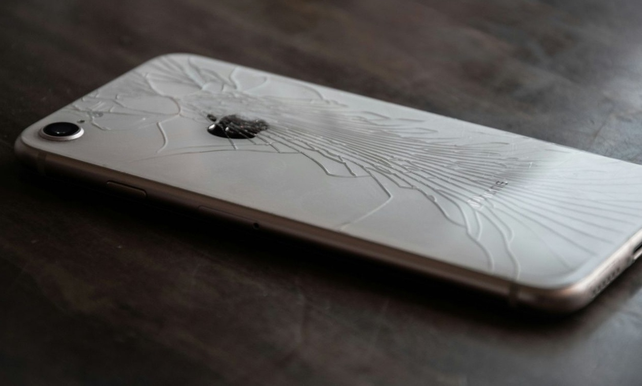 Γιατί το τηλέφωνό σας πρέπει να είναι πάντα με την οθόνη προς τα κάτω - Ποιος είναι ο λόγος