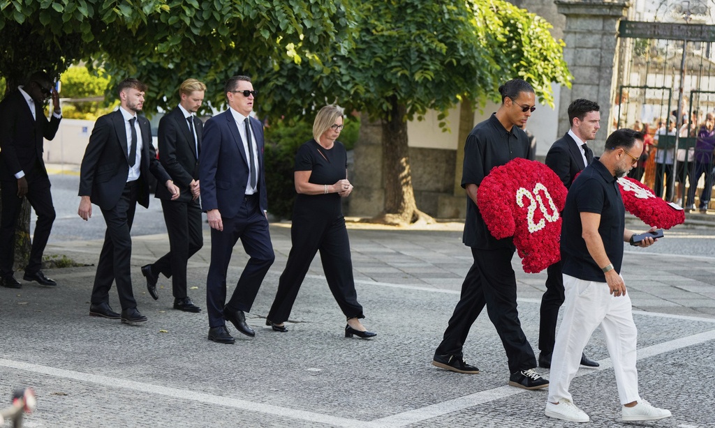 Ντιόγκο Ζότα: Εκατοντάδες κόσμου στο τελευταίο αντίο του – Από τους πρώτους έφτασε ο Φερνάντο Σάντος