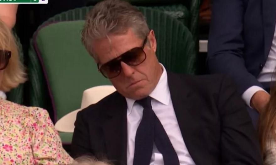 Wimbledon: Ο Χιου Γκραντ πήγε στο ματς του Τζόκοβιτς και τον πήρε ο ύπνος