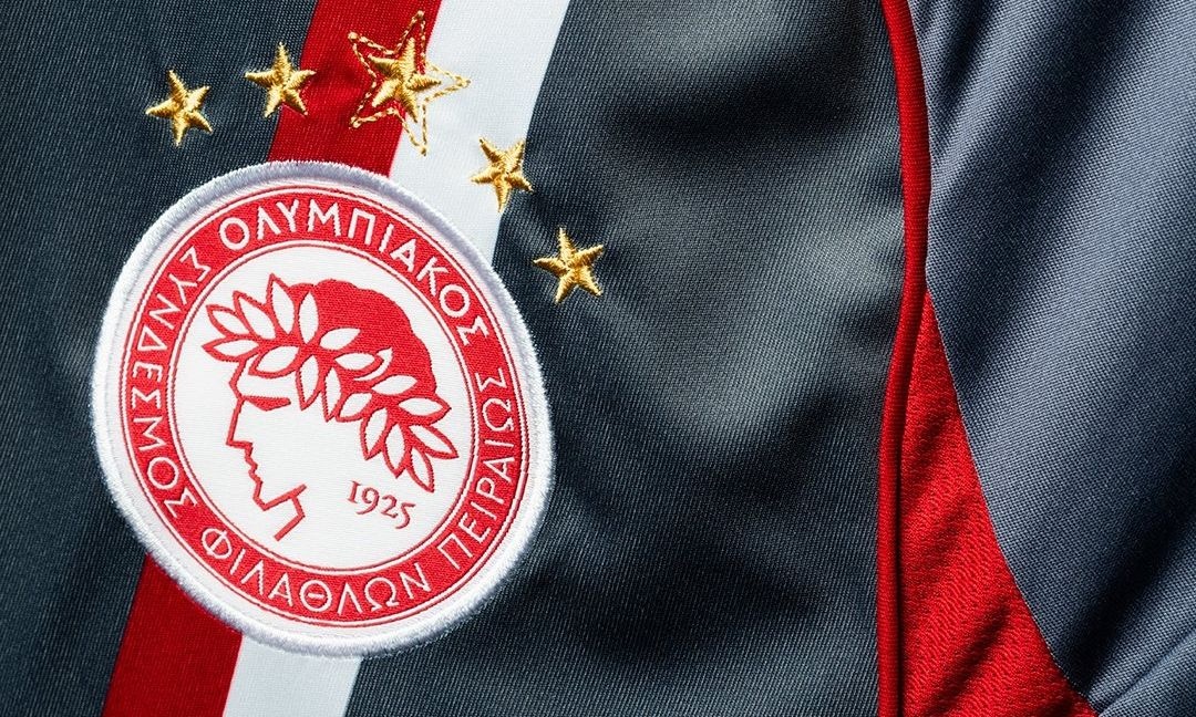 Ολυμπιακός: Η τρίτη εμφάνιση της νέας σεζόν, γκρι χρώματος με κόκκινη και λευκή ρίγα