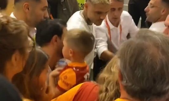 Χαμός με τον Μάουρο Ικάρντι: Κουτούλησε οπαδό της Γαλατάσαραϊ – Δείτε βίντεο