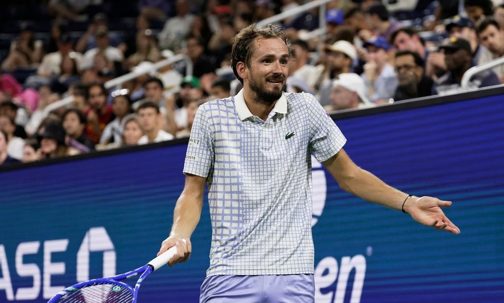 Έξαλλος ο Μεντβέντεφ - Έκανε χίλια κομμάτια την ρακέτα του μετά από ήττα