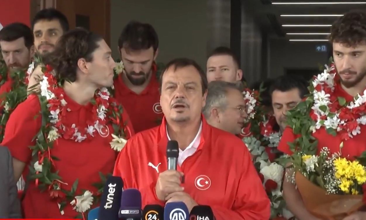 Eurobasket 2025: Συγκινήθηκε ο Αταμάν κατά την υποδοχή της αποστολής στην Τουρκία