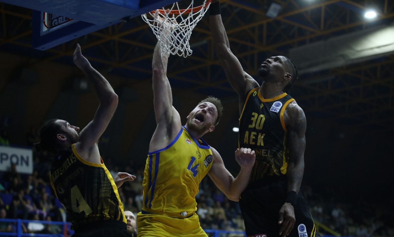 Greek Basketball League: Πρώτη ήττα για την ΑΕΚ, ο Κολοσσός στο τέλος τον Πανιώνιο