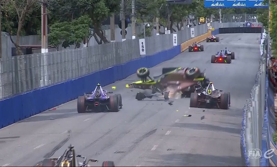 Τρομακτικό ατύχημα στη Formula E: Το μονοθέσιο του Μαρτί εκτοξεύθηκε στον αέρα! – Δείτε βίντεο