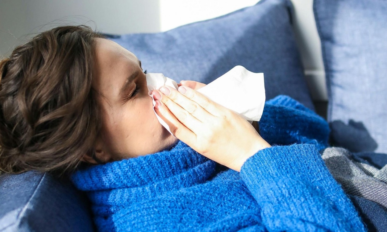 Εξαπλώνεται ο ιός της γρίπης H3N2: ποια είναι τα συμπτώματα της, τι να προσέξετε