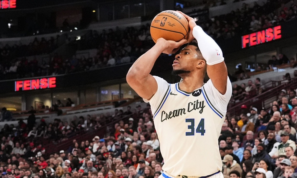 NBA: Το μήνυμα Αντετοκούνμπο για το κάρφωμα και η «μπηχτή» του Βούτσεβιτς