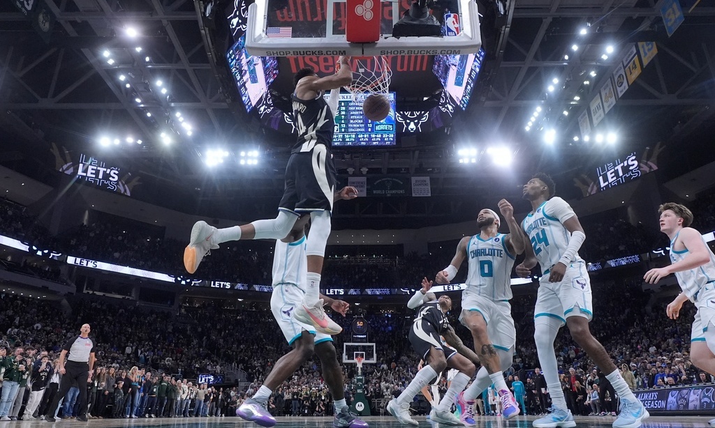 Γιάννης Αντετοκούνμπο: Με κάρφωμα του «Greek Freak» οι Μπακς πήραν το θρίλερ! (βίντεο)
