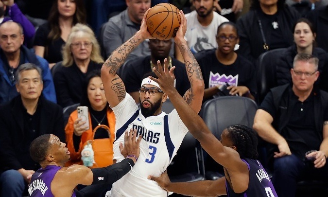 NBA: Πλήγμα με Άντονι Ντέιβις στους Μάβερικς – Ενδέχεται να χρειαστεί επέμβαση