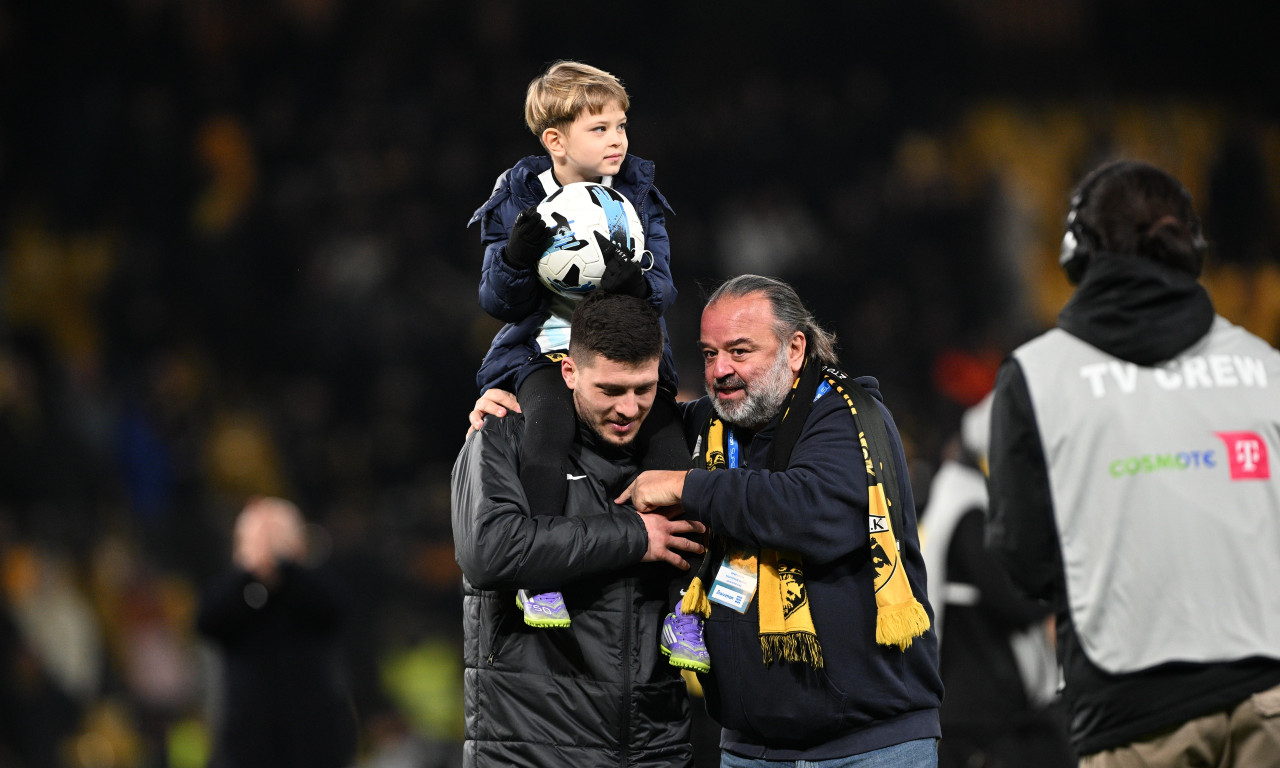 AEK – Παναθηναϊκός: Το standing ovation στον Γιόβιτς κι η αγκαλιά με τον Ηλιόπουλο (βίντεο)