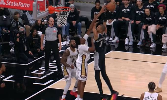 NBA: Στην κορυφή του Top-10 ο Ουεμπανιάμα (vid)