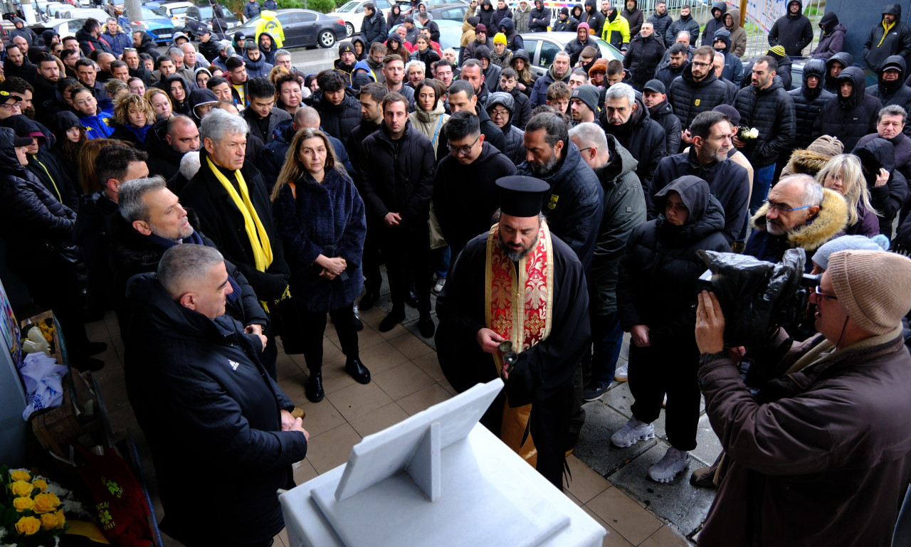 Άλκης Καμπανός: Τρισάγιο στη μνήμη του - Το μήνυμα της μητέρας του - «Παρών» και ο Σιάο