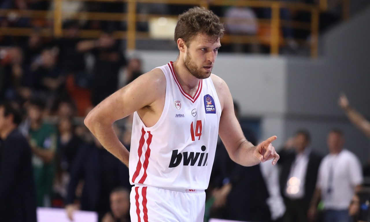 Final 8: Απρόοπτο με Βεζένκοφ – Στα αποδυτήρια με ενοχλήσεις στη μέση
