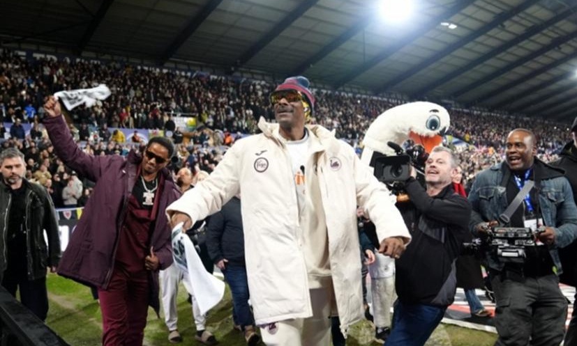 Αγγλία: Αποθέωση για τον Snoop Dogg στην πρώτη του επίσκεψη ως συνιδιοκτήτης της Σουόνσι - Βίντεο