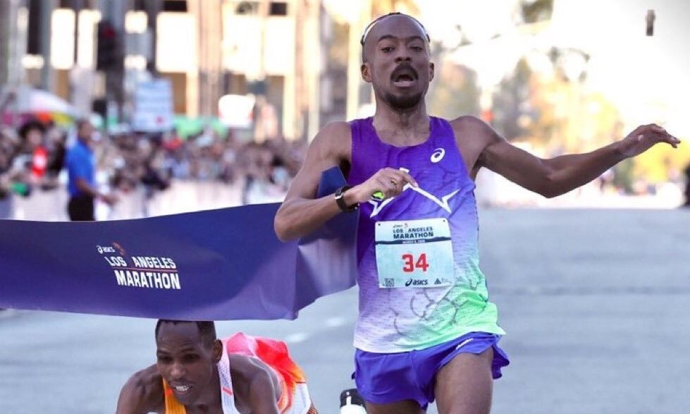Λος Άντζελες: Τα 2 λάθη του Κενυάτη δρομέα που έχασε το χρυσό στη γραμμή τερματισμού του μαραθώνιου