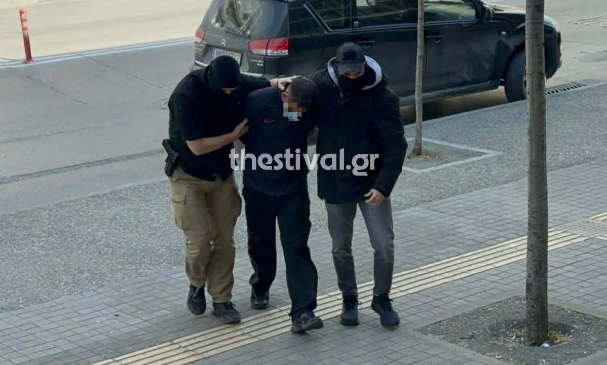 Καλαμαριά: Έφτασε στα δικαστήρια ο 23χρονος που κατηγορείται για τη δολοφονία του 20χρονου