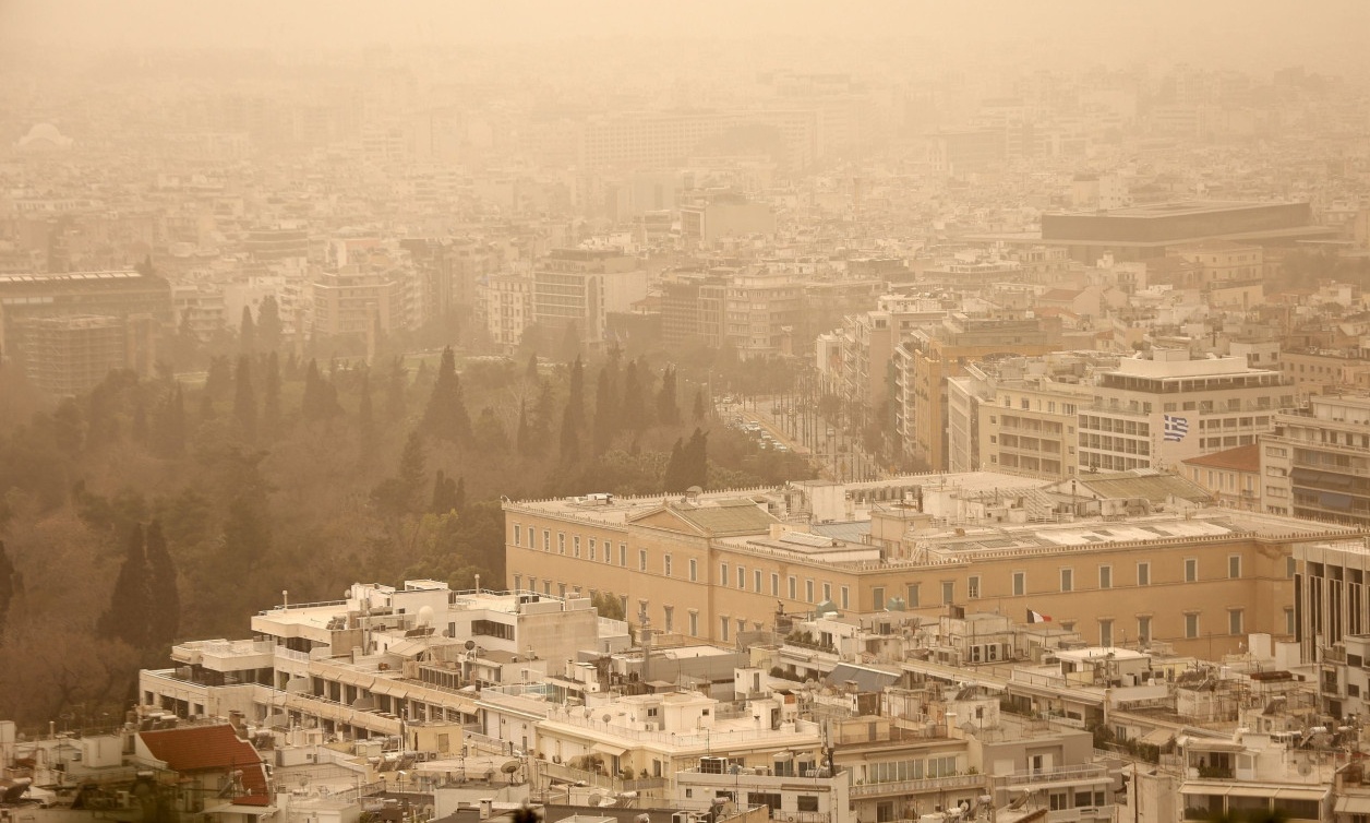 Καιρός: «Καμπανάκι» Καλλιάνου για το νέο κύμα αφρικανικής σκόνης - Πού αναμένονται λασποβροχές