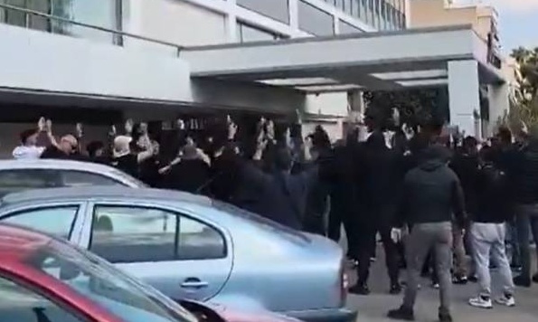 ΑΕΚ – ΠΑΟΚ: Φίλοι της ομάδας της Θεσσαλονίκης στο ξενοδοχείο της αποστολής