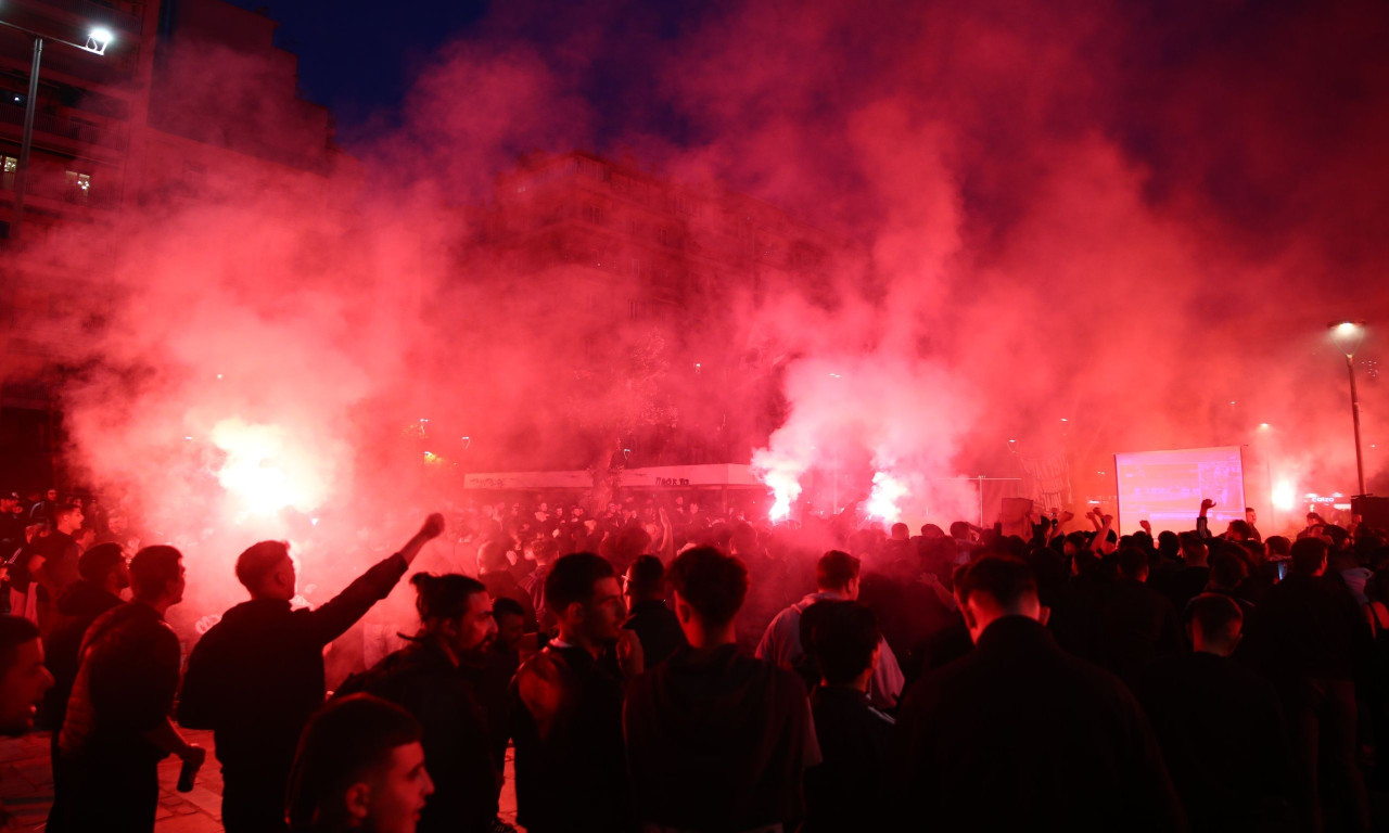 Έκαναν «Παλατάκι» την πλατεία Ναυαρίνου οι φίλοι του ΠΑΟΚ