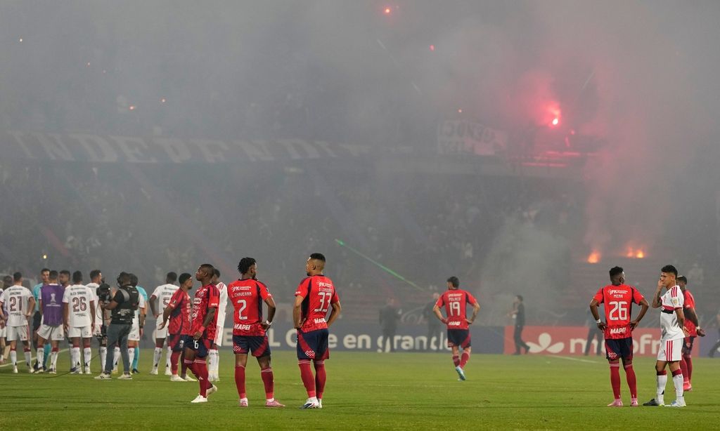 Χάος στο Copa Libertadores: Οπαδοί μπούκαραν στο γήπεδο για να μην γίνει το Ιντεπεντιέντε-Φλαμένγκο
