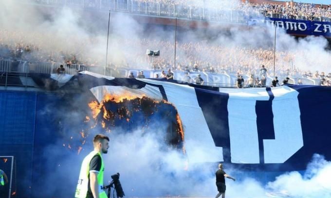 Κροατία: Οι οπαδοί της Χάιντουκ έκαψαν πανό της Ντινάμο στο γήπεδο με εμπρηστικούς μηχανισμούς