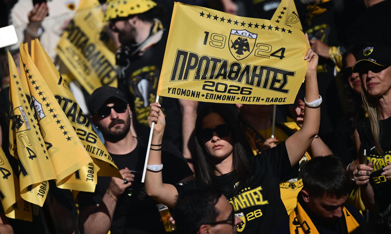 ΑΕΚ – Ολυμπιακός: Χιλιάδες σημαιάκια στην Allwyn Arena με το σύνθημα της Πρωταθλήτριας