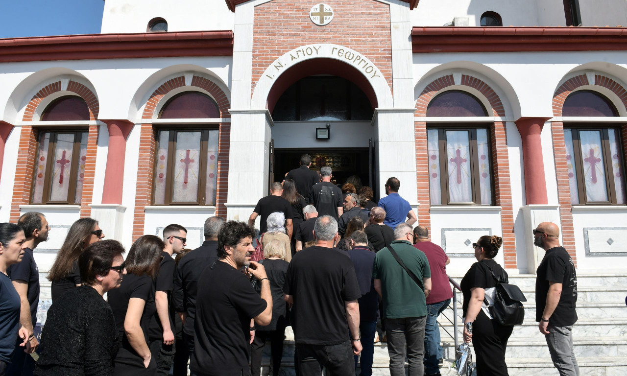 Παρασκευάς Άντζας: Θλίψη και οδύνη στο τελευταίο «αντίο» από συγγενείς και φίλους