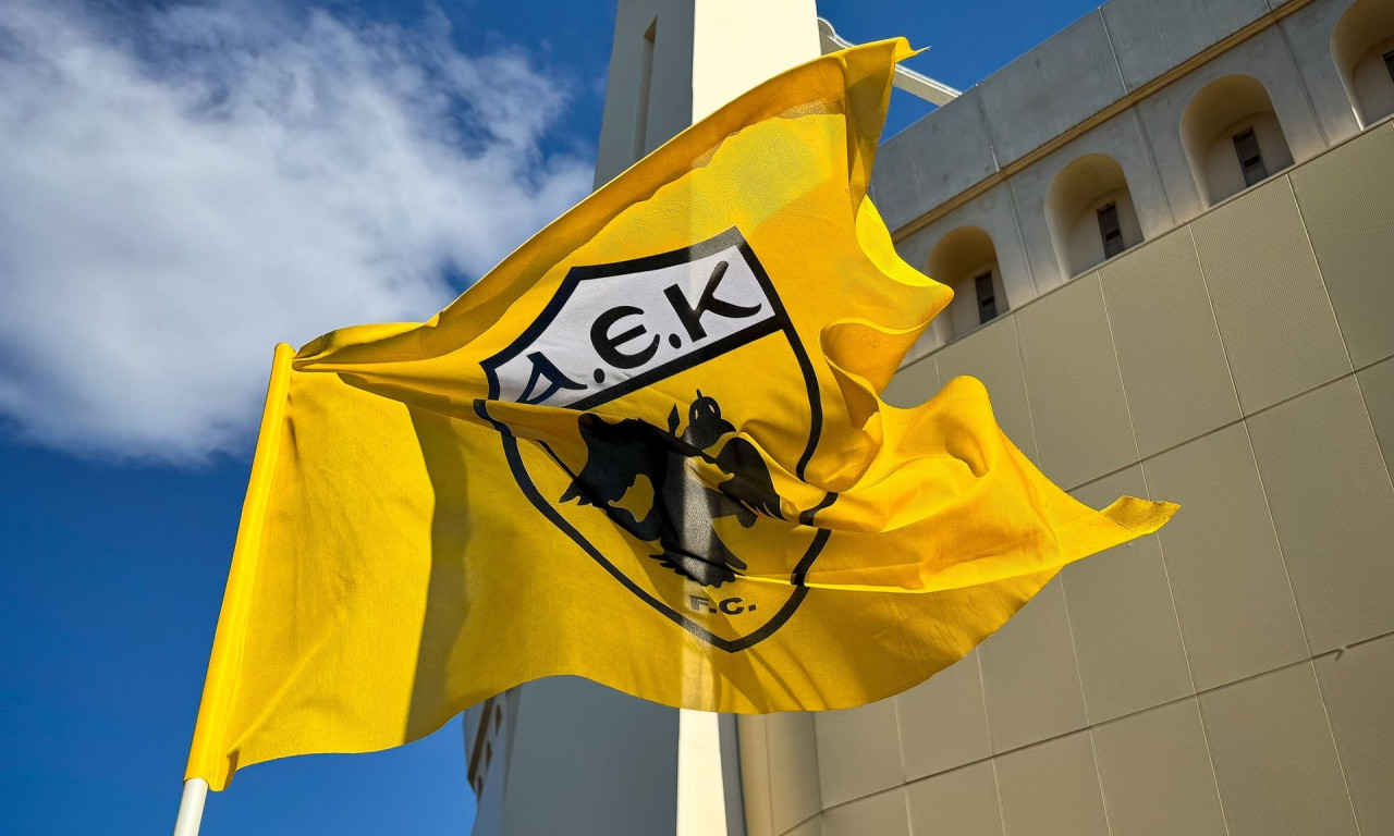 ΑΕΚ: Μεσίστια η σημαία έξω από το γήπεδο - Το μήνυμα της ΠΑΕ