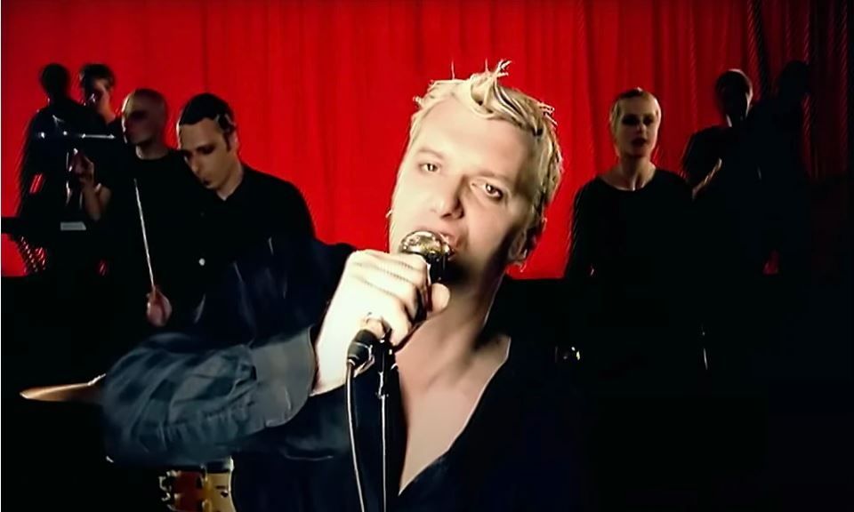 «I Get Knocked Down»: Όταν έρχεται Μουντιάλ, ένα είναι το single