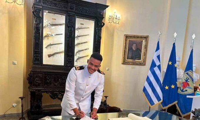 Σημαιοφόρος του Πολεμικού Ναυτικού ο Καραλής