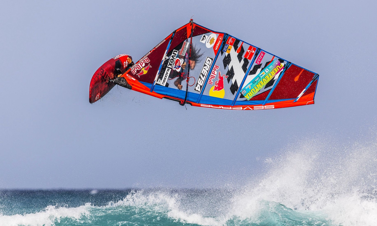 Ο Lennart Neubauer άλλαξε και πάλι τα όρια του freestyle windsurfing
