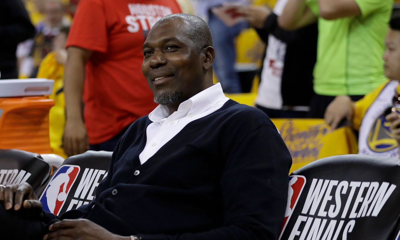 Γιατί κάθε καλοκαίρι οι σταρ του NBA τα «σκάνε» στον Χακίμ Ολάζουον;