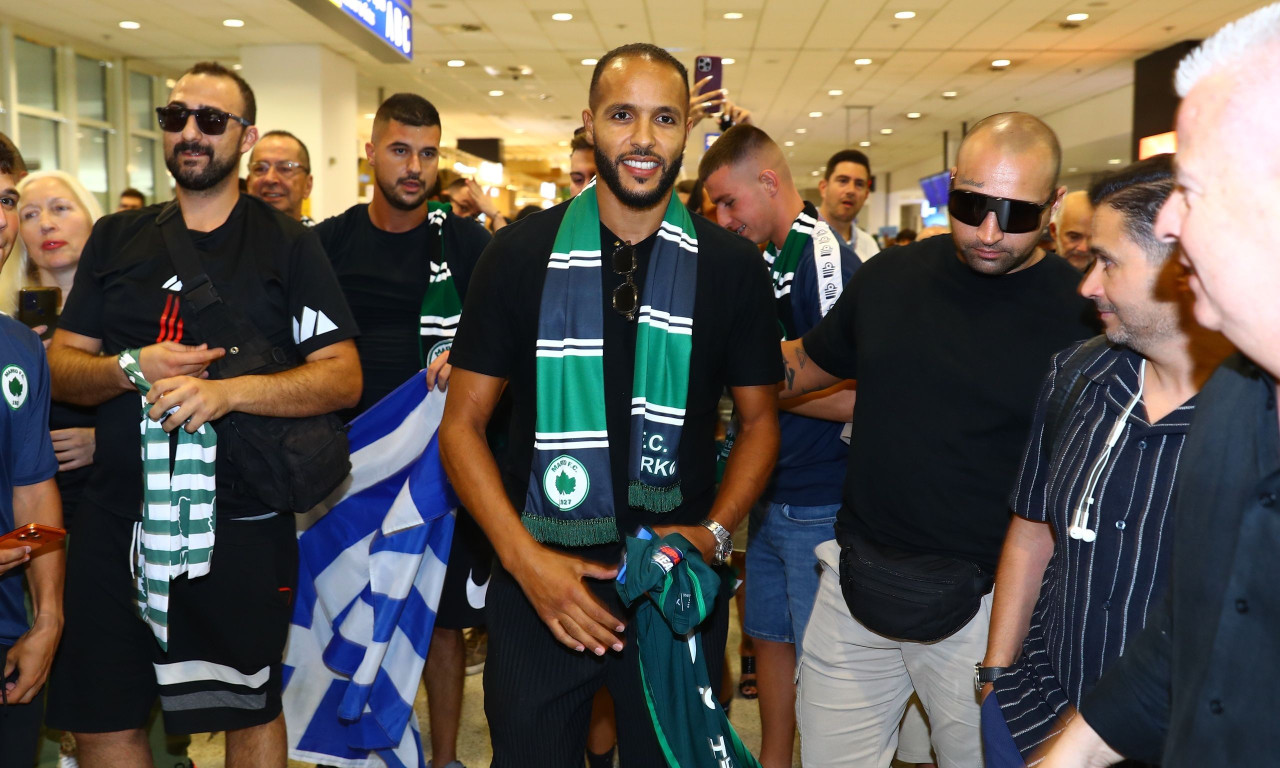 Στην Ελλάδα για λογαριασμό της Μαρκό ο Ελ Αραμπί - Τον υποδέχθηκαν φίλαθλοι στο αεροδρόμιο (pics)