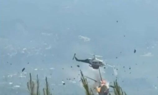 Φωτιά στη Δυτική Αττική: Η σοκαριστική στιγμή της σύγκρουσης δύο ελικοπτέρων πάνω από την Ψάθα (vid)