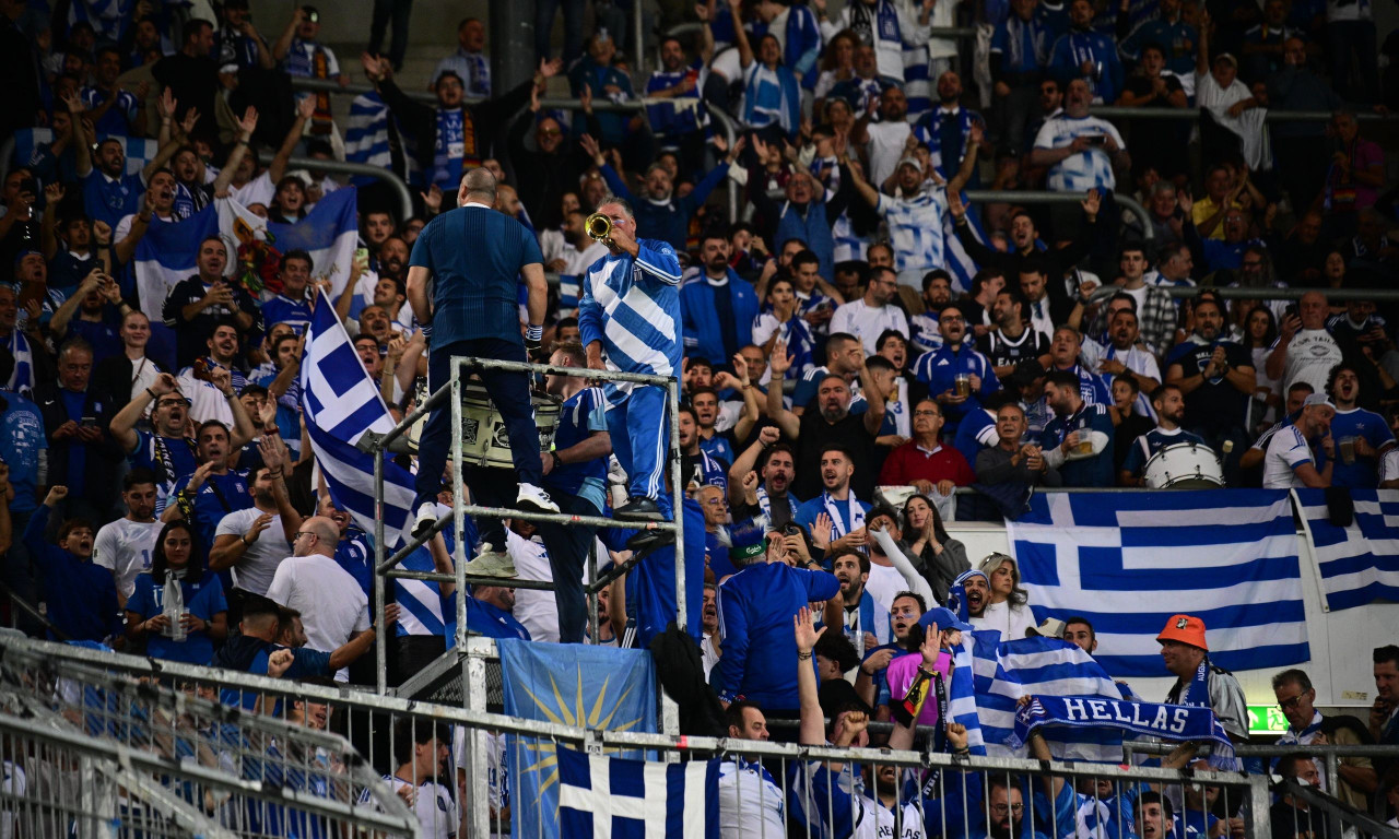 Γερμανία - Ελλάδα: Έχει γίνει «γαλανόλευκη» η «WWK Arena» (pics)