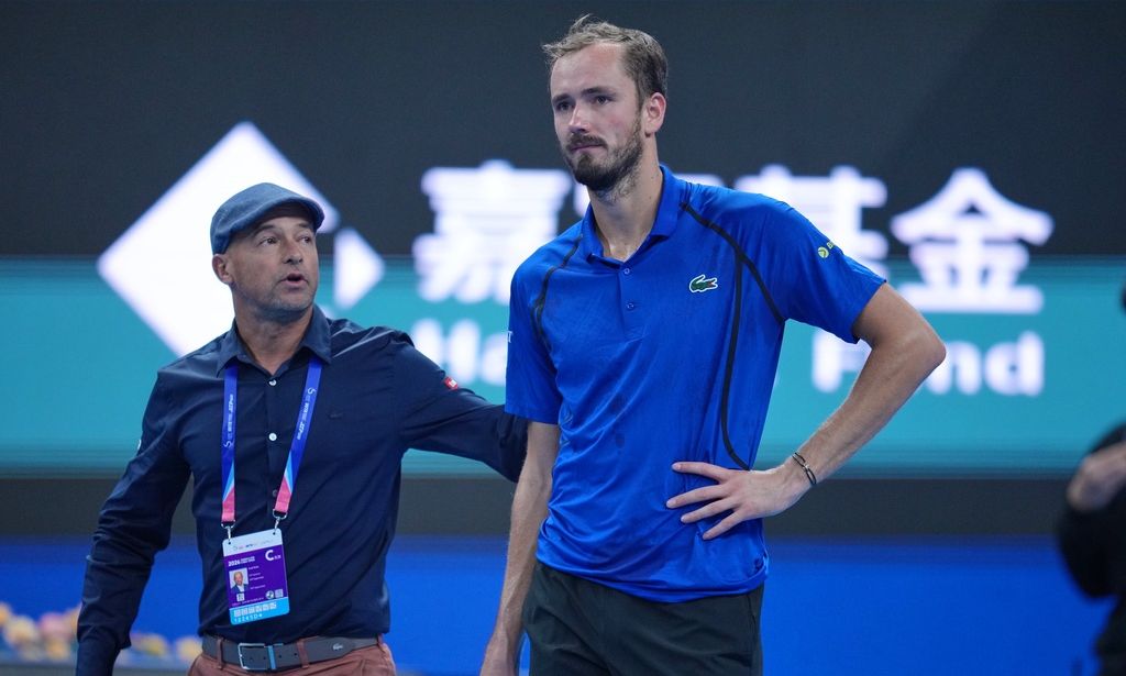 China Open: Ο Μεντβέντεφ αποβλήθηκε από τον αγώνα με τον Τζόκοβιτς - Χτύπησε φίλαθλο με το μπαλάκι!