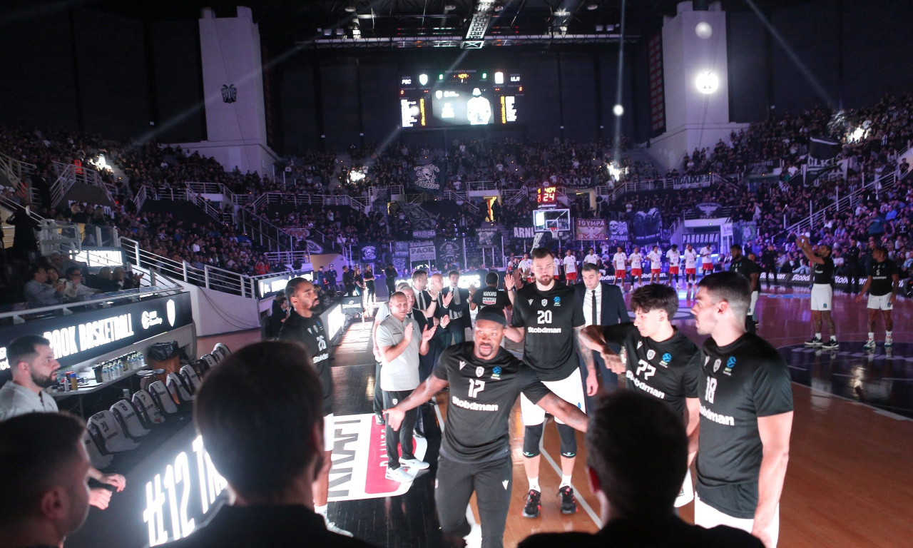 Σύνθημα… φωτιά στο PAOK Sports Arena: «Η Βασούλα με φόρμα ριγέ…» (Video)