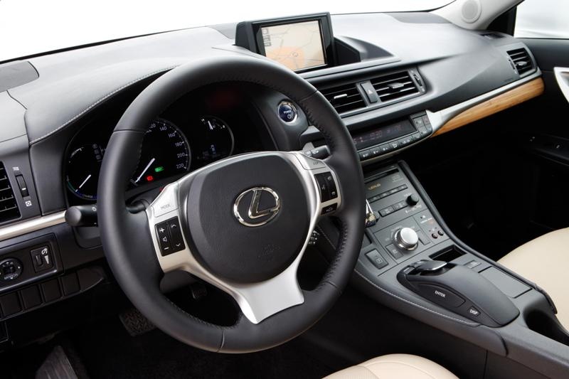 Η Κάιλι Μινόγκ είναι το νέο πρόσωπο της Lexus